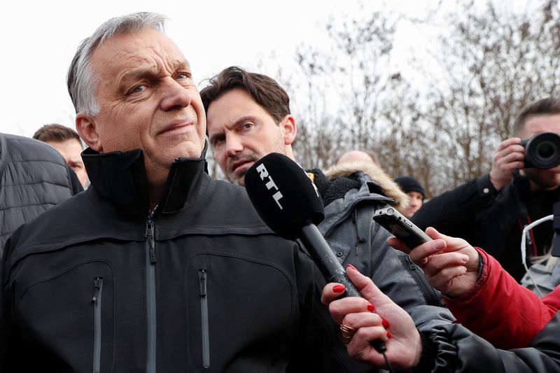 &copy; Reuters. FOTO DE ARCHIVO: El primer ministro húngaro, Viktor Orban, habla con los medios de comunicación mientras visita la frontera entre Ucrania y Hungría, donde la gente cruza al país para huir de la operación militar masiva rusa contra Ucrania, en Beregsu