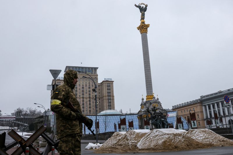 &copy; Reuters. جندي أوكراني أثناء نوبة حراسة في العاصمة كييف يوم الأربعاء. تصوير: أوميت بكطاش - رويترز 