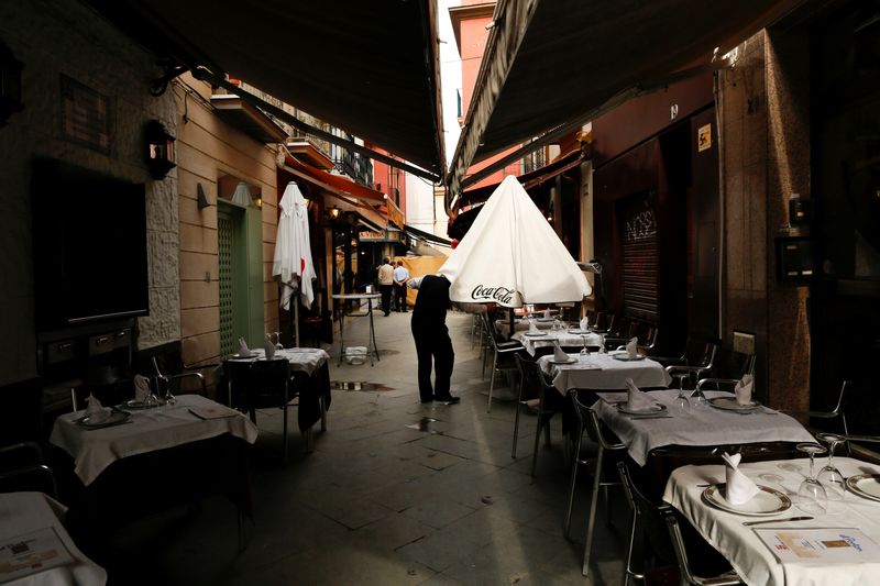 &copy; Reuters. FILE PHOTO - A waiter opens an umbrella at a restaurant in the Andalusian capital of Seville, southern Spain February 3, 2016.  REUTERS/Marcelo del Pozo/File Photo             