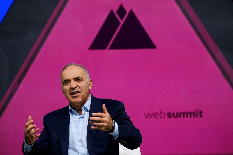 &copy; Reuters. FOTO DE ARCHIVO: Garry Kasparov habla en Lisboa, Portugal, 3 de noviembre del  2021. REUTERS/Pedro Nunes/Foto de Archivo