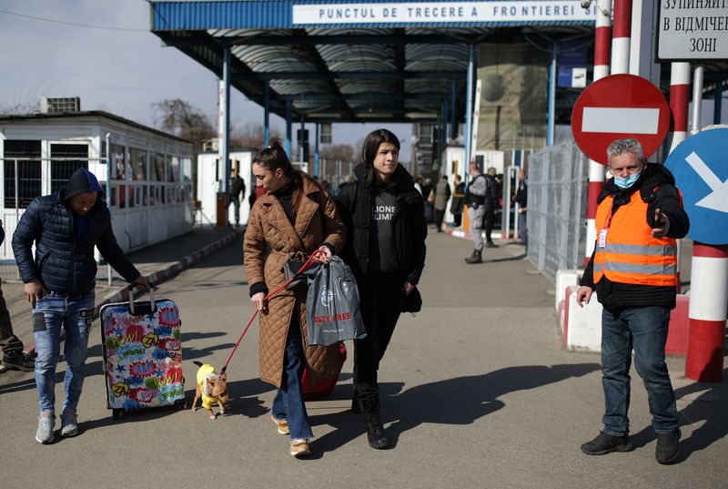 &copy; Reuters. Varias personas cruzan la frontera entre Ucrania y Rumanía huyendo de la invasión rusa en el paso fronterizo de Sighetu Marmatiei, Rumanía, el 3 de marzo de 2022. REUTERS/Stoyan Nenov