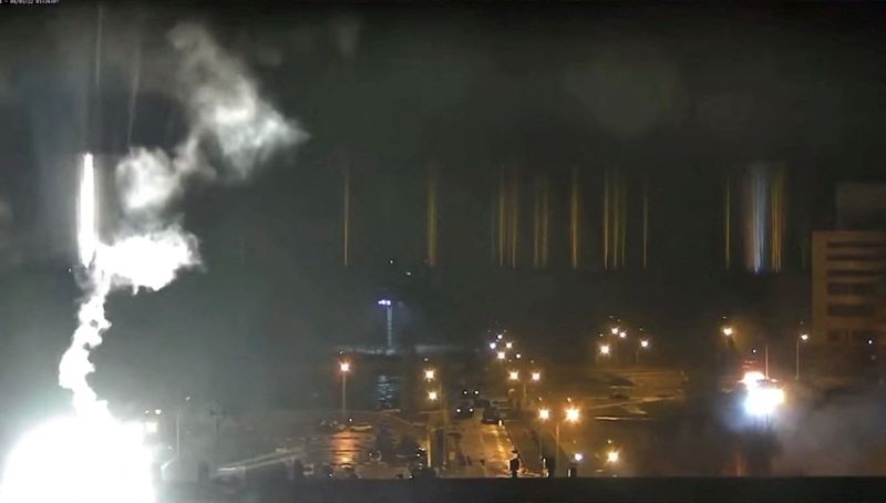 &copy; Reuters. Surveillance camera footage shows a flare landing at the Zaporizhzhia nuclear power plant during shelling in Enerhodar, Zaporizhia Oblast, Ukraine March 4, 2022, in this screengrab from a video obtained from social media. Zaporizhzhya NPP via YouTube/via 