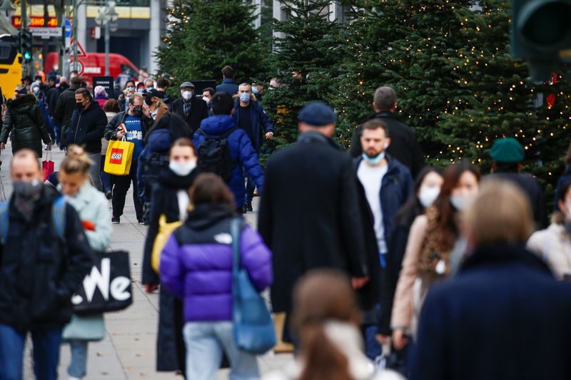 &copy; Reuters. FILE PHOTO: Shoppers walk near the luxury department store Kaufhaus des Westens (KaDeWe), amid the coronavirus disease (COVID-19) pandemic in Berlin, Germany, December 14, 2020. REUTERS/Michele Tantussi