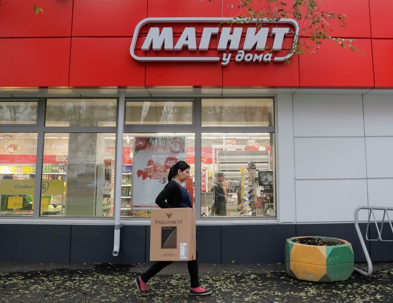 &copy; Reuters. FOTO DE ARCHIVO. Una mujer pasa frente a una tienda de comestibles propiedad del minorista ruso Magnit en Moscú, Rusia