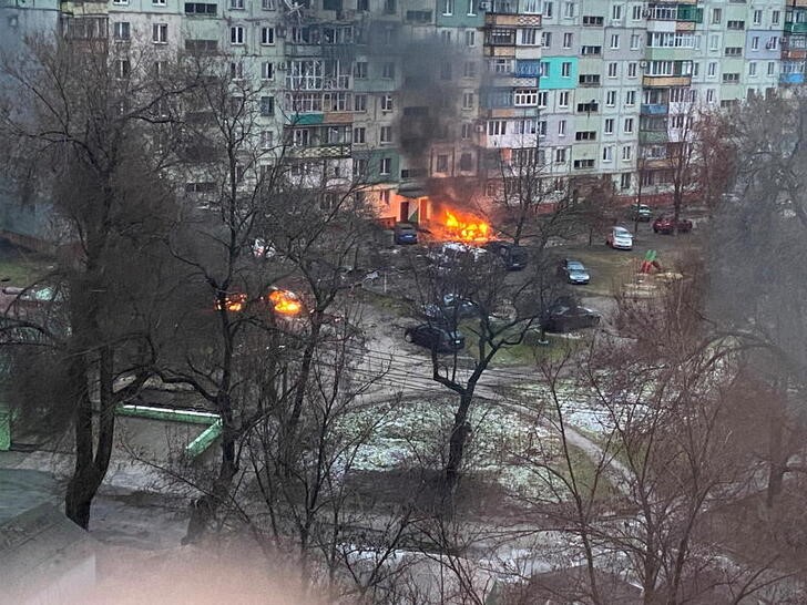 &copy; Reuters. Imagen obtenida de redes sociales que muestra un incendio de una zona residencial de Mariúpol, Ucrania. 3 marzo 2022. @AyBurlachenko vía Reuters. ATENCIÓN EDITORES - ESTA IMAGEN FUE ENTREGADA POR UNA TERCERA PARTE.