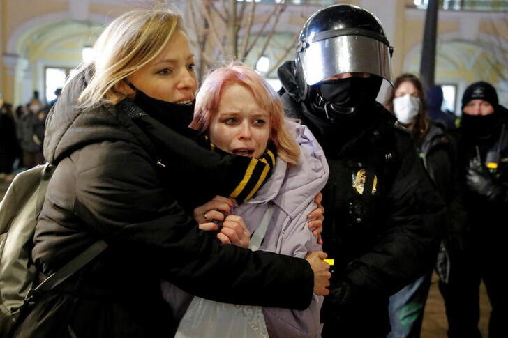 &copy; Reuters. Un policía ruso detiene a manifestantes contra la invasión de Rusia a Ucrania en San Petersburgo, Rusia. 2 marzo 2022. REUTERS/Stringer