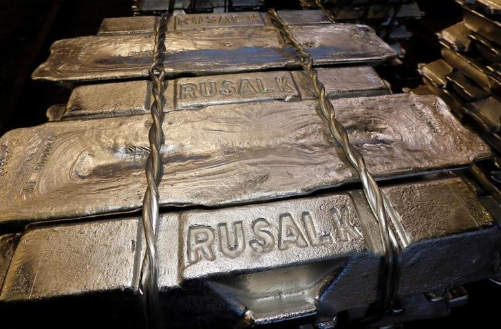 &copy; Reuters. Imagen de archivo de lingotes de aluminio almacenados en la fundición Rusal Krasnoyarsk de Krasnoyarsk, Rusia.