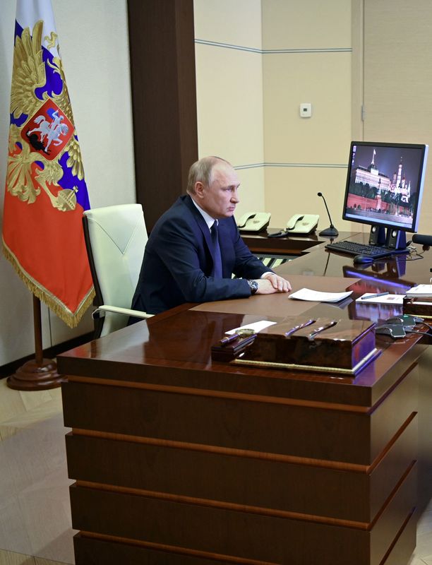 &copy; Reuters. الرئيس الروسي فلاديمير بوتين يترأس اجتماعا لأعضاء مجلس الأمن في بلاده عبر وصلة الفيديو في مقر إقامة خارج موسكو يوم الخميس. صورة لرويترز من و