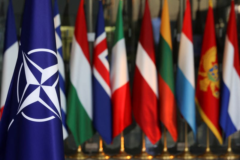&copy; Reuters. Las banderas nacionales de los miembros de la OTAN, el día de una reunión de ministros de Asuntos Exteriores en medio de la invasión rusa de Ucrania, en la sede de la Alianza en Bruselas, Bélgica, el 4 de marzo de 2022. REUTERS/Yves Herman