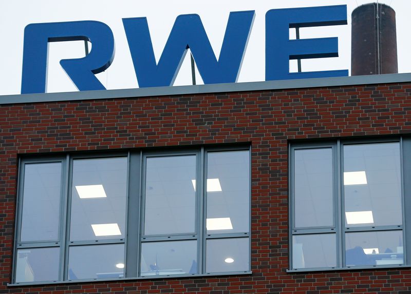 &copy; Reuters. FILE PHOTO: The logo of the German power supplier RWE is pictured at the RWE headquarters in Essen, Germany, November 15, 2021. REUTERS/Thilo Schmuelgen