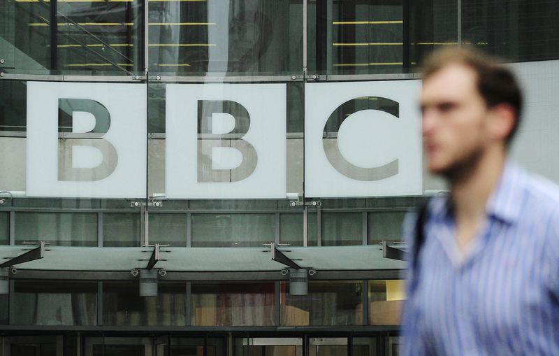 &copy; Reuters. Pedestre passa em frente a logo da BBC em Londres
22/10/2012 REUTERS/Olivia Harris