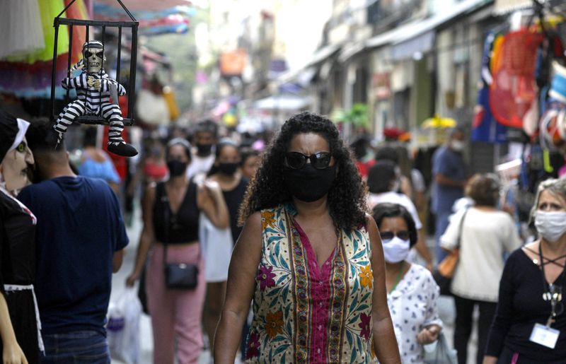 &copy; Reuters. Consumidores caminham por rua comercial do Rio de Janeiro
16/09/2020
REUTERS/Ricardo Moraes