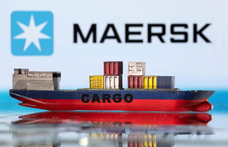 &copy; Reuters. Una maqueta de barco de carga ante el logotipo de Maersk en una ilustración tomada el 3 de marzo de 2022. REUTERS/Dado Ruvic