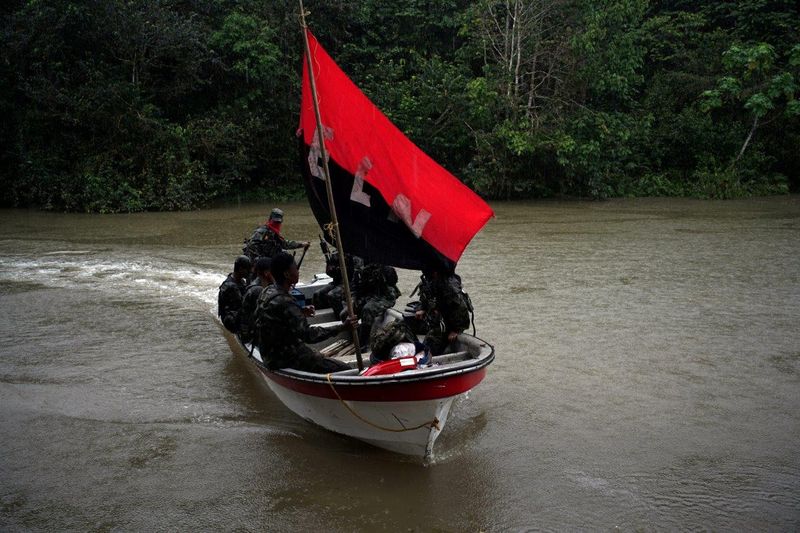 © Reuters. Foto de archivo. Guerrilleros del Ejército de Liberación Nacional (ELN) se desplazan en un lancha por un río en las selvas del departamento del Chocó, Colombia, 30 de agosto, 2017. REUTERS/Federico Rios