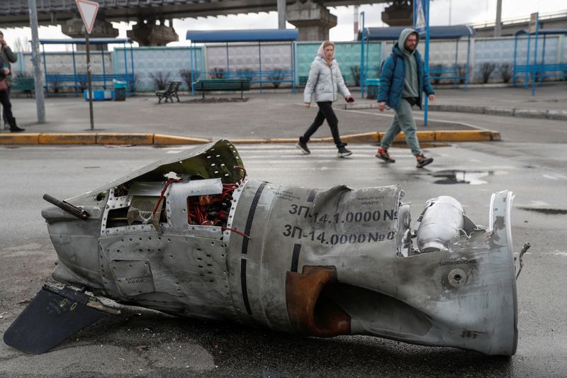 &copy; Reuters. La gente pasa por delante de los restos de un misil en una terminal de autobuses, mientras continúa la invasión rusa de Ucrania, en Kiev, Ucrania, 4 de marzo de 2022. REUTERS/Valentyn Ogirenko  
