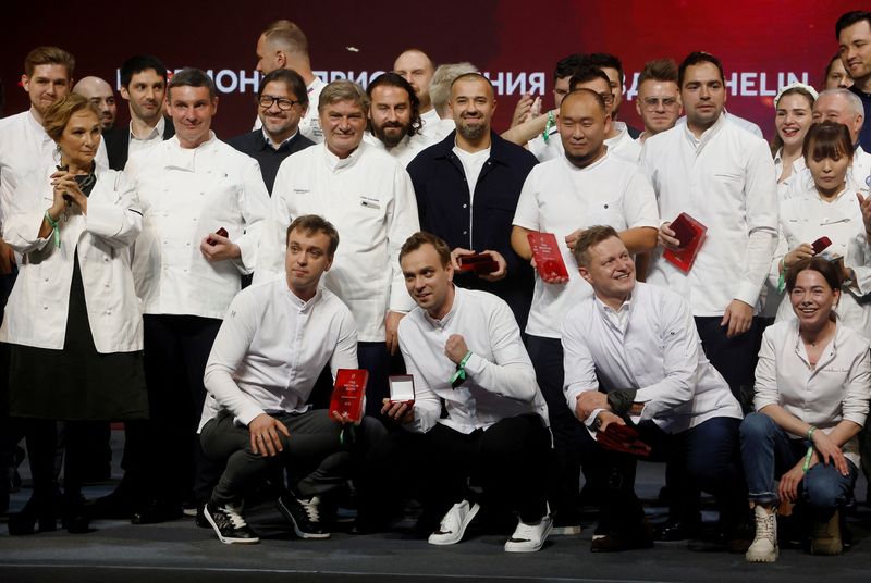 &copy; Reuters. Alcuni cuochi festeggiano durante la cerimonia di premiazione della Guids Michelin del 2022, tenutasi a Mosca, Russia, 14 ottobre 2021REUTERS/Maxim Shemetov/