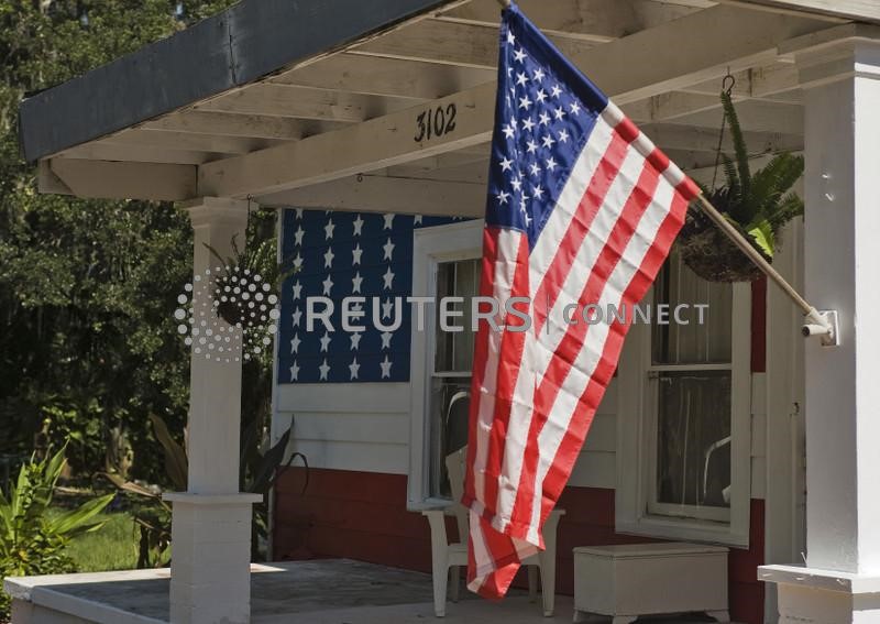&copy; Reuters. Bandiera degli Stati Uniti all'ingresso di una casa.  REUTERS/Steve Nesius 