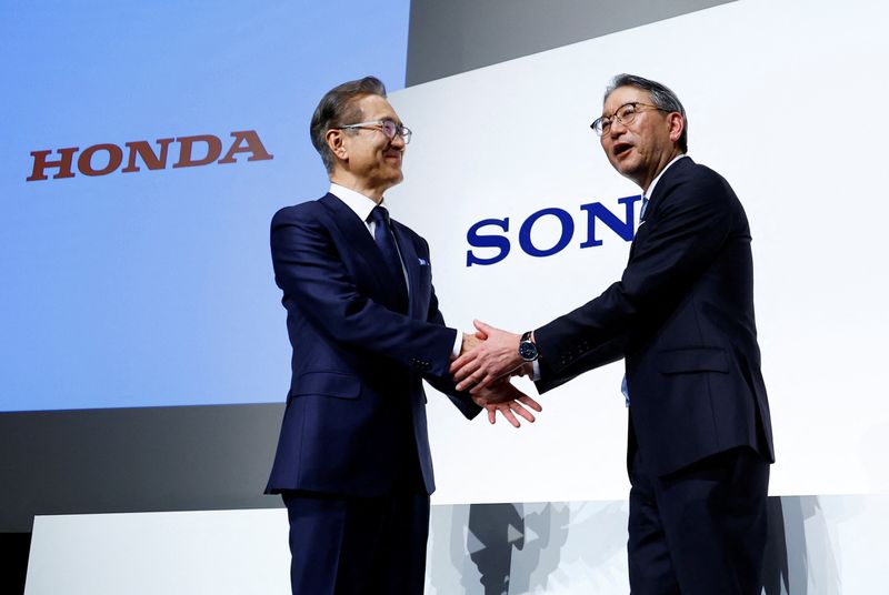 © Reuters. Presidente-executivo da Sony Corp, Kenichiro Yoshida, e Toshihiro Mibe, da Honda Motor, participam de uma coletiva de imprensa conjunta na sede da Sony em Tóquio
04/03/2022
 REUTERS/Kim Kyung-Hoon