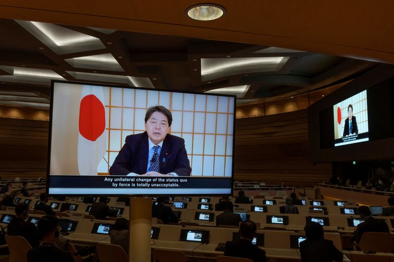 &copy; Reuters. Il ministro degli Esteri giapponese Yoshimasa Hayashi su uno schermo mentre pronuncia un discorso a distanza, durante una sessione della Conferenza sul disarmo presso la sede europea delle Nazioni Unite a Ginevra, Svizzera, il 2 marzo 2022. Salvatore Di N