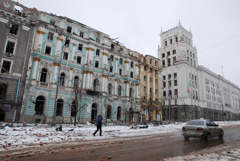 © Reuters. A view shows buildings, which city officials and locals said were damaged by recent shelling, as Russia's invasion of Ukraine continues, in Kharkiv, Ukraine March 4, 2022. REUTERS/Oleksandr Lapshyn