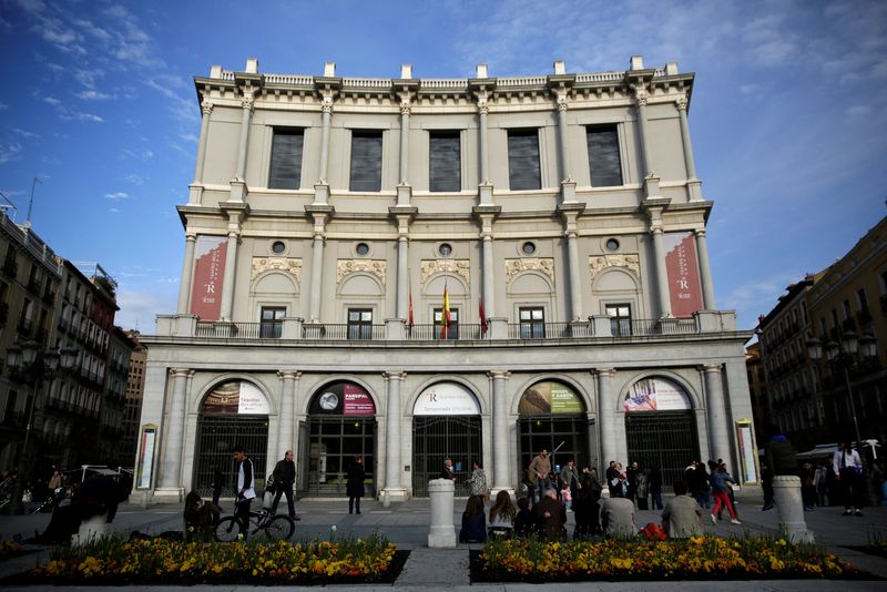 &copy; Reuters. FOTO DE ARCHIVO. El Teatro Real, un importante teatro de ópera, en la Plaza de Oriente, en Madrid, España. 25 de marzo de 2016. REUTERS/Andrea Comas