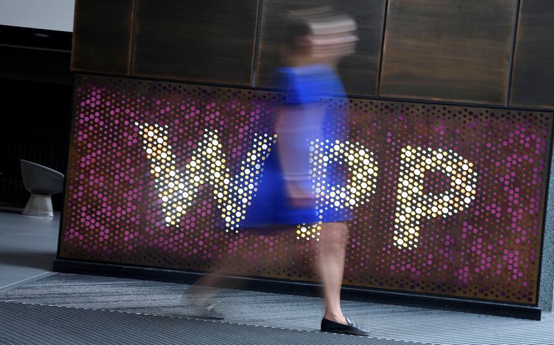 &copy; Reuters. FOTO DE ARCHIVO. Una mujer pasa junto al logo de WPP, la mayor agencia mundial de publicidad y relaciones públicas en sus oficinas de Londres, Reino Unido. 17 de julio de 2019. REUTERS/Toby Melville