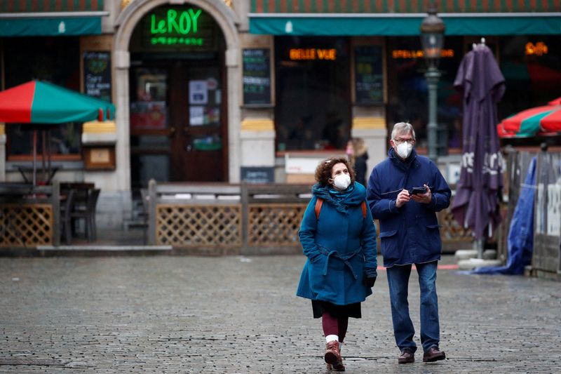 &copy; Reuters. La Belgique va lever lundi la quasi-totalité des restrictions liées au COVID-19, avec notamment la fin du port du masque dans la majorité des lieux publics et de l'obligation du pass sanitaire en intérieur. /Photo prise le 21 janvier 2022/REUTERS/ Joh