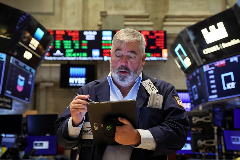 © Reuters. A trader works on the floor of the New York Stock Exchange (NYSE) in New York City, U.S., March 1, 2022.  REUTERS/Brendan McDermid