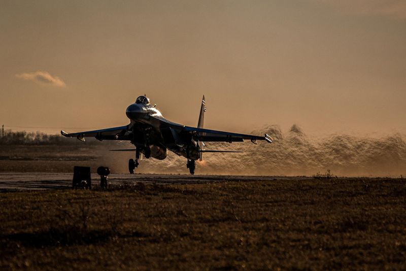 &copy; Reuters. IMAGEN DE ARCHIVO. Un avión de combate de la Fuerza Aérea de Ucrania despega durante un simulacro en la región de Mykolaiv, en el sur de Ucrania, el 23 de noviembre de 2021. Comando de la Fuerza Aérea de las Fuerzas Armadas de Ucrania/Distribuida vía
