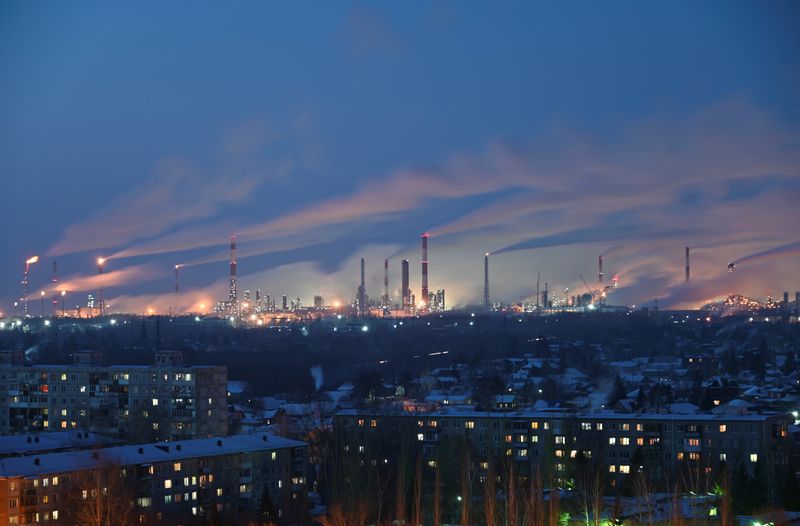 &copy; Reuters. A general view shows a local oil refinery behind residential buildings in Omsk, Russia February 10, 2021. REUTERS/Alexey Malgavko