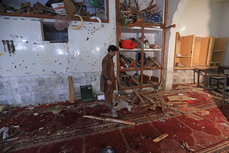 &copy; Reuters. جانب من الدمار الذي لحق بمسجد للشيعة بفعل تفجير يوم الجمعة. تصوير: فايز عزيز - رويترز. 