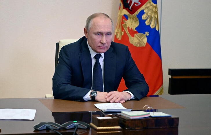 &copy; Reuters. الرئيس الروسي فلاديمير بوتين في مقر اقامته خارج موسكو يوم الخميس. صورة من سبوتنيك.