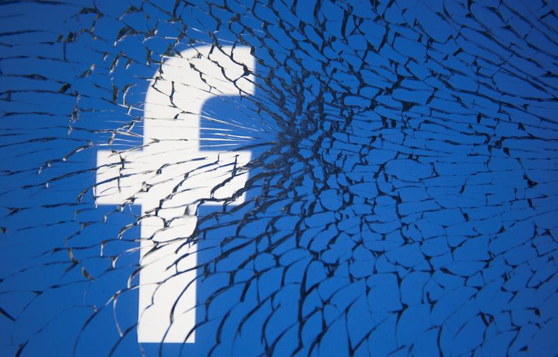 © Reuters. Facebook logo is displayed through broken glass in this illustration taken October 4, 2021. REUTERS/Dado Ruvic/Illustration