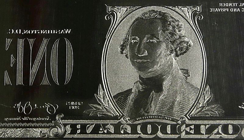 &copy; Reuters. FOTO DE ARCHIVO-La imagen del presidente de los Estados Unidos, George Washington, se ve en una placa de grabado para un billete de un dólar en la Oficina de Grabado e Impresión en Washington. 14 de noviembre de 2014. REUTERS/Gary Cameron