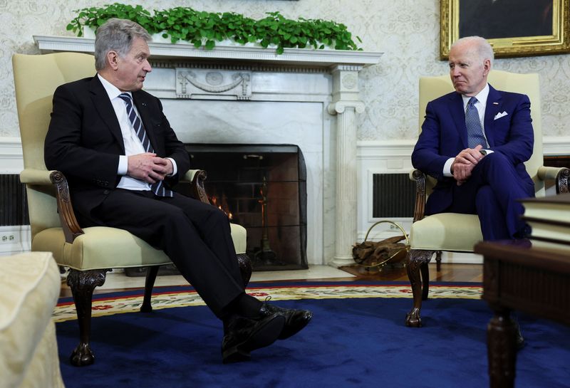 &copy; Reuters. الرئيس الأمريكي جو بايدن (إلى اليمين) خلال اجتماع مع نظيره الفنلندي سولي نينيستو في البيت الأبيض بواشنطن يوم الجمعة. تصوير: ايفيلين هوكستاين