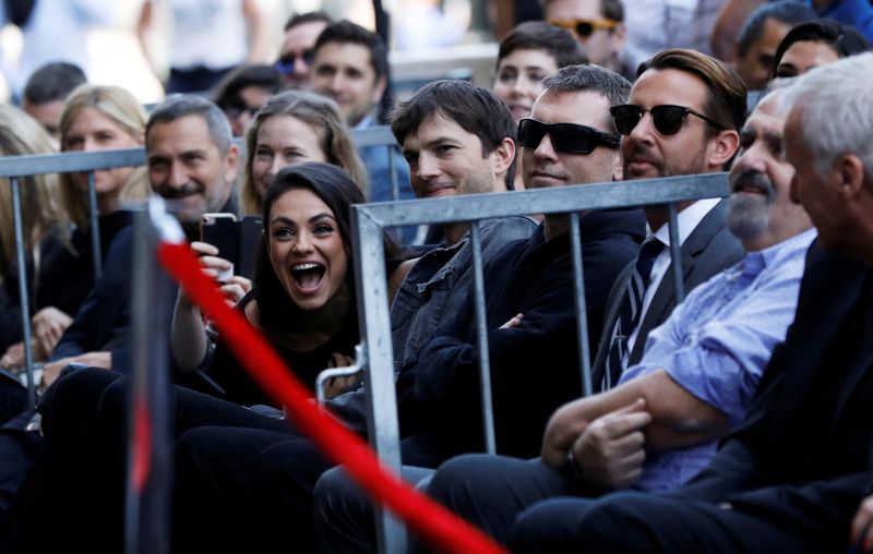 &copy; Reuters. IMAGEN DE ARCHIVO: Mila Kunis y Ashton Kutcher durante la ceremonia de inauguración de la estrella de Zoe Saldana en el Paseo de la Fama de Hollywood en Los Ángeles, California, EEUU, el 3 de mayo de 2018. REUTERS/Mario Anzuoni
