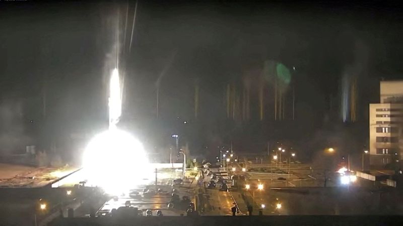 &copy; Reuters. Chamas atingem usina nuclear de Zaporizhzhia durante bombardeio em Enerhodar, na Ucrânia
04/03/2022
Zaporizhzhya NPP via YouTube/via REUTERS