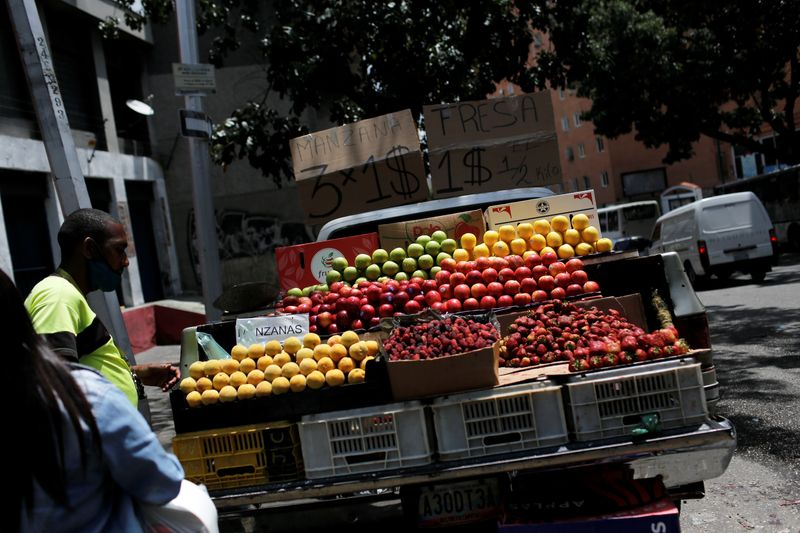 &copy; Reuters. A street vendor sell fruits priced in US dollars in Caracas, Venezuela, October 1, 2021. REUTERS Manaure Quintero