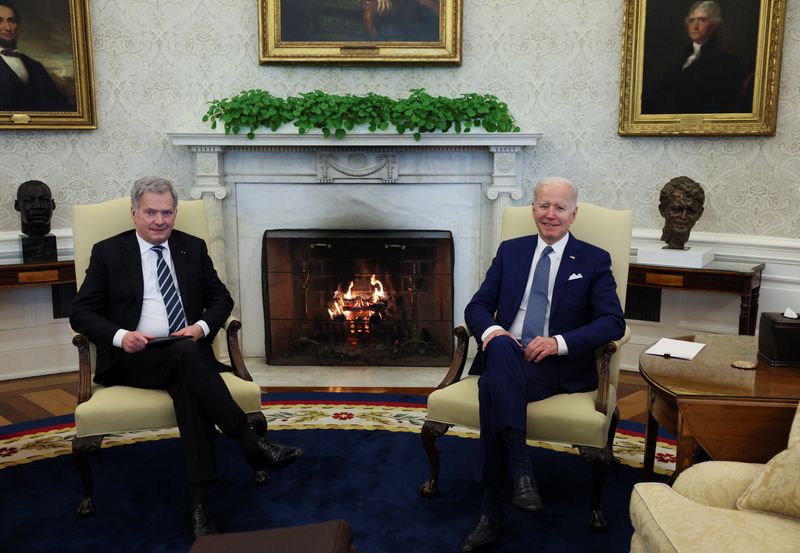 &copy; Reuters. الرئيسان الفنلندي سولي نينيستو (الى اليسار) والأمريكي جو بايدن في البيت الأبيض بواشنطن يوم الجمعة. تصوير: ايفيلين هوكشتاين - رويترز.