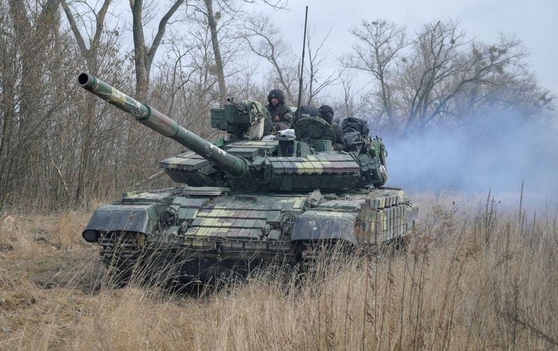 &copy; Reuters. Service members of the Ukrainian armed forces are seen atop of a tank at their positions outside the settlement of Makariv, amid the Russian invasion of Ukraine, near Zhytomyr, Ukraine March 4, 2022. REUTERS/Maksim Levin