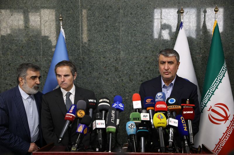 &copy; Reuters. Le chef de l'Organisation iranienne de l'énergie atomique, Mohammad Eslami, et le directeur général de l'Agence internationale de l'énergie atomique (AIEA), Rafael Mariano Grossi, lors d'une conférence de presse à Téhéran, en Iran. L'Iran a décla