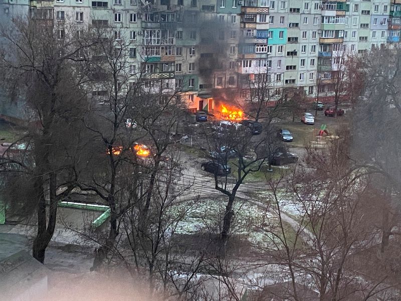 © Reuters. FILE PHOTO: Fire is seen in Mariupol at a residential area after shelling amid Russia's invasion of Ukraine March 3, 2022, in this image obtained from social media. Twitter @AyBurlachenko via REUTERS 