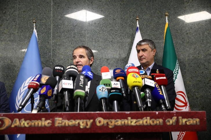 &copy; Reuters. El jefe de la Organización de la Energía Atómica de Irán, Mohammad Eslami (dcha), y el director general del Organismo Internacional de la Energía Atómica, Rafael Grossi, hablan durante una conferencia de prensa en Teherán, Irán. 5 marzo 2022. WANA