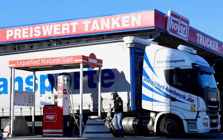 &copy; Reuters. Imagen de archivo de un camionero en una estación de carga de gas natural licuado en Soltau, Alemania. 2 marzo 2022. REUTERS/Fabian Bimmer