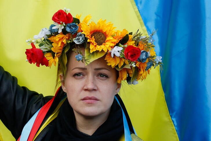 &copy; Reuters. Una mujer participa en una protesta contra la invasión rusa de Ucrania, en Roma, Italia.
