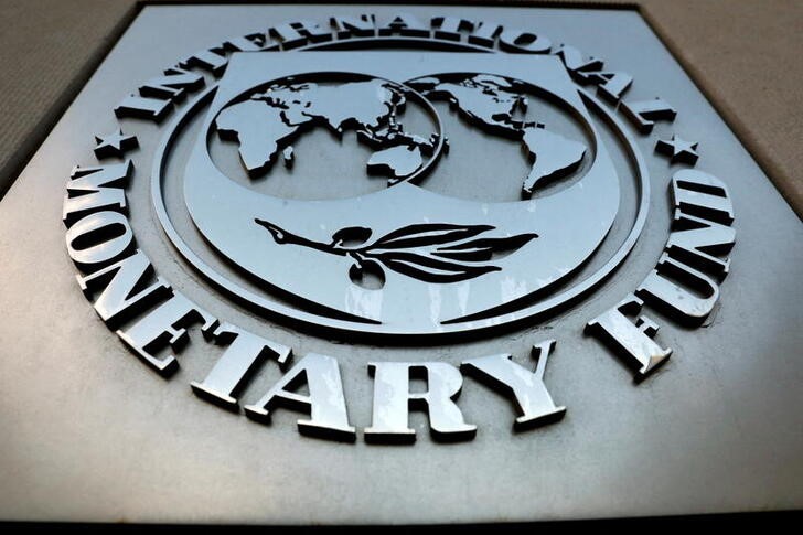 &copy; Reuters. شعار صندوق النقد الدولي خارج مقر الصندوق بواشنطن في صورة من أرشيف رويترز.
