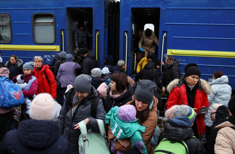 &copy; Reuters. أناس ينتظرون ركوب قطار يقلهم إلى بولندا في محطة قطارات مدينة لفيف في غرب أوكرانيا يوم السبت. تصوير كاي فافنباخ - رويترز.