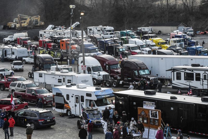 Caminhões, trailers e carros lotam a área de Washington para protestar contra as restrições do COVID