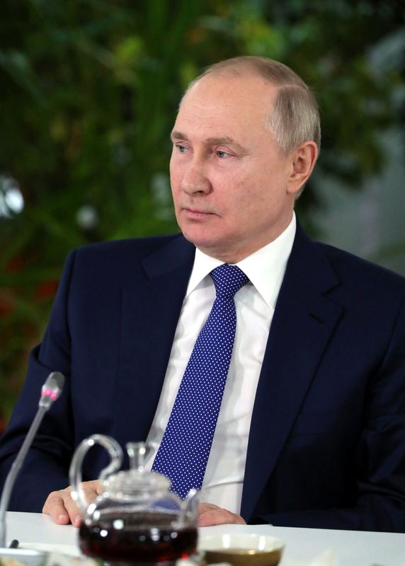 © Reuters. الرئيس الروسي فلاديمير بوتين خلال اجتماع في موسكو يوم السبت. صورة لرويترز من وكالة سبوتنيك. 