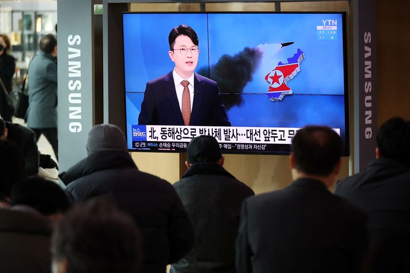 © Reuters. أشخاص يشاهدون تقريرا إخباريا عن إطلاق كوريا الشمالية لصاروخ باليستي في قبالة ساحلها الشرقي في سول يوم السبت. تصوير: كيم هونج جي - رويترز